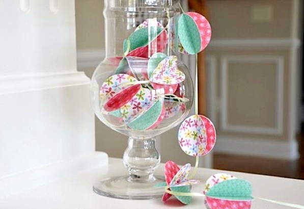 https://thefrugalgirls.com/wp-content/uploads/2011/05/DIY-Paper-Ball-Garland.jpg