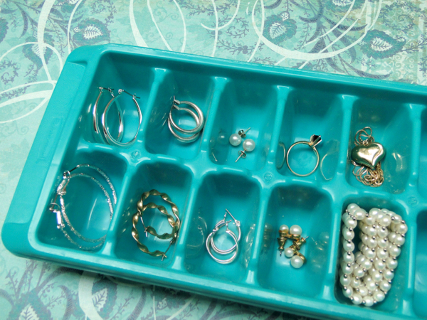 https://thefrugalgirls.com/wp-content/uploads/2013/02/Jewelry-Organization-in-an-Ice-Cube-Tray.jpg