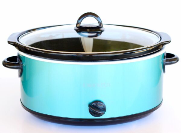 Blue slow cooker with a lid.