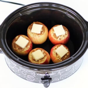 Baked apples in a slow cooker.