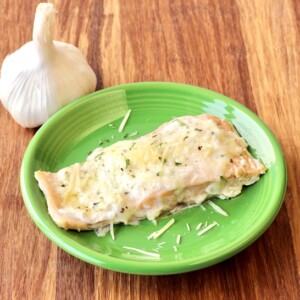 Garlic salmon on a green plate.