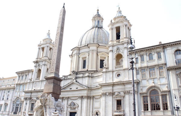 Top Rome Italy Travel Tips the Piazza Navona from TheFrugalGirls.com