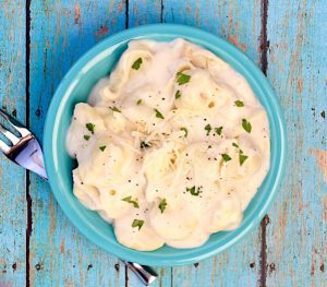 Blue dish of Alfredo Tortellini.