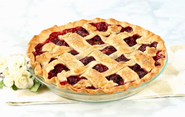 Blackberry Pie in a glass pie plate.