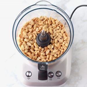 Food processor of peanuts.