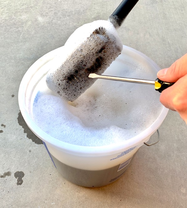 https://thefrugalgirls.com/wp-content/uploads/2021/11/How-to-Clean-Grease-from-Grill-Brush.jpg
