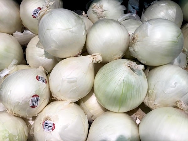 A pile of white onions.