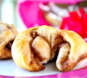 Baked cinnamon rolls on plate.