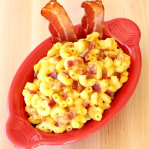 Creamy Mac and cheese with bacon in red dish.