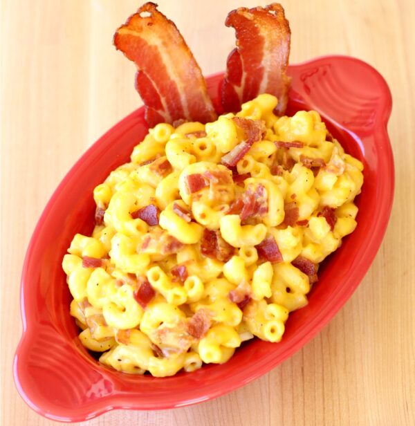 Creamy Mac and cheese with bacon in red dish.