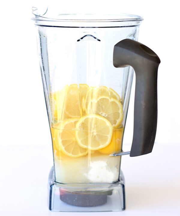 Lemon slices in blender with sugar to make lemon pie.